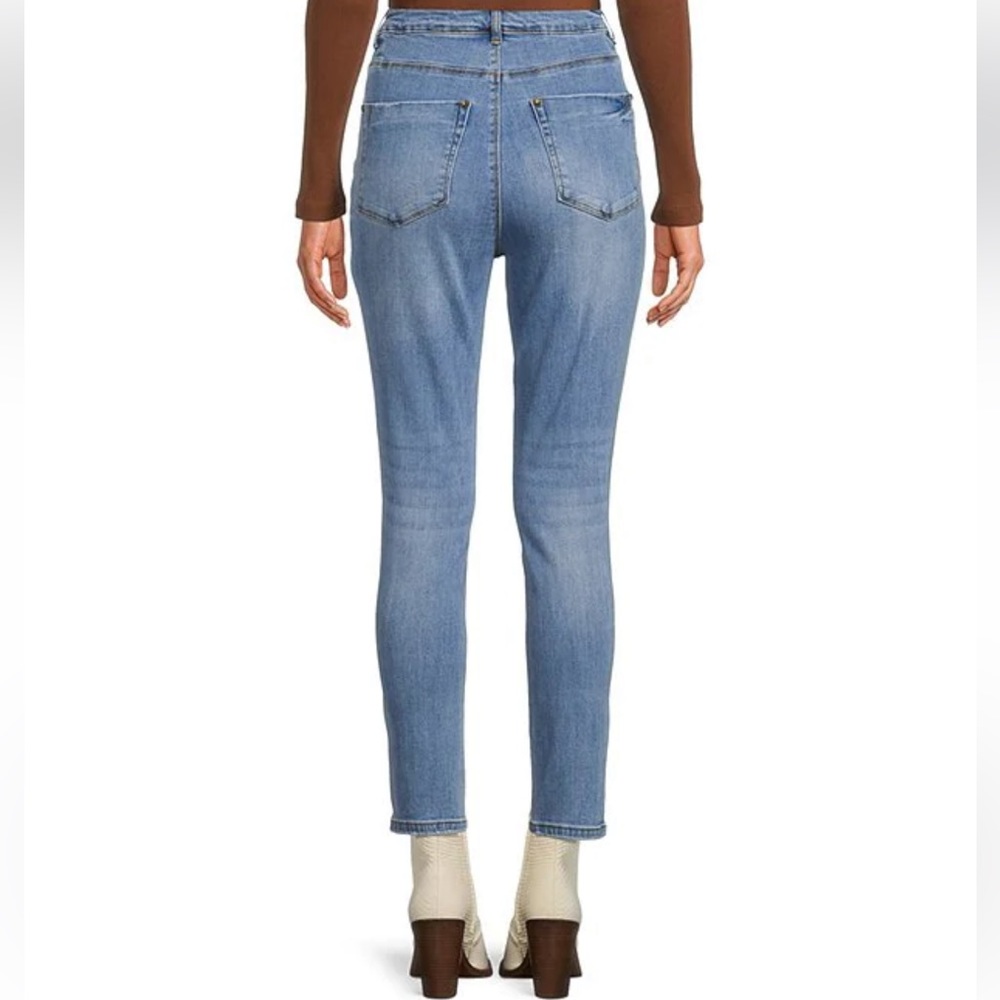 A Loves A Skinny Jeans